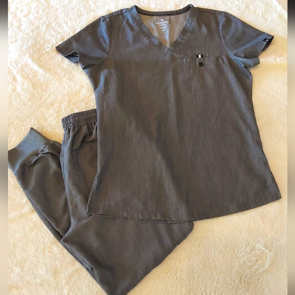 🌺 Like New Beyond Scrubs Gray Scrub Set